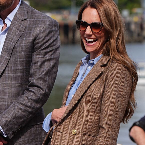 Le prince et la princesse de Galles, connus sous le nom de duc et duchesse de Rothesay lorsqu'ils sont en Écosse, discutent avec un habitant lors d'une visite d'un marché artisanal pour rencontrer certains des fabricants et créateurs de l'île, dans la ville de Tobermory sur l'île de Mull.  29 avril 2025. Photo par Aaron Chown/PA Wire/ABACAPRESS.COM