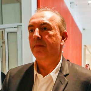 Mais il annonce désormais avoir proposé à la chaîne de se mettre en retrait.

Exclusif - L'animateur de radio, journaliste, présentateur de télévision et producteur français, Jean-Marc Morandini, à la sortie de la chambre correctionnelle du tribunal judiciaire de Paris Batignolles, le 14 juin 2023. Le verdict du procès : Six mois de prison avec un sursis probatoire de deux ans ont été requis par le parquet de Paris contre Jean-Marc Morandini.
Christophe Clovis / Bestimage