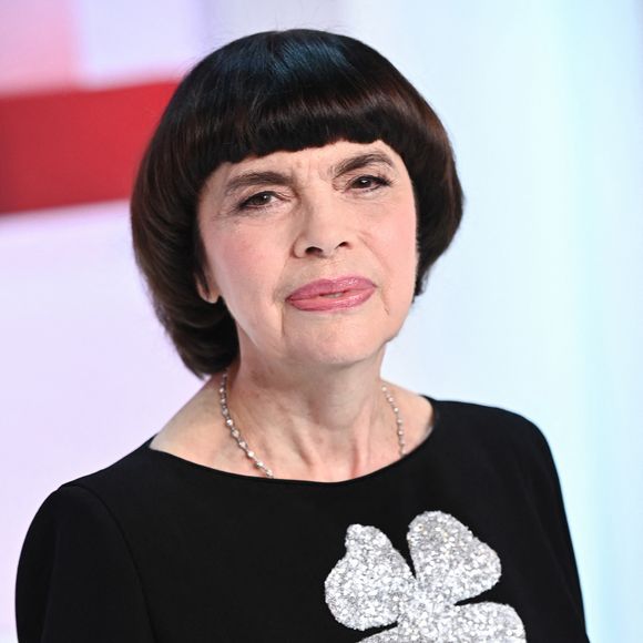 Cela faisait depuis 2019 que Mireille Mathieu ne s'était pas produite en France, lorsqu'elle avait donné un concert dans les carrières du château du marquis de Sade à Lacoste, dans le Vaucluse.

Exclusif - Mireille Mathieu - Enregistrement de l'émission Vivement dimanche au studio Gabriel à Paris sur France 3.
© Guillaume Gaffiot / Bestimage
