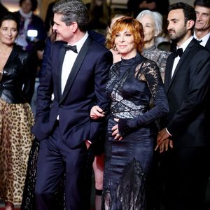un thriller de Yann Gozlan dans lequel elle prête sa voix à une IA.

Yann Gozlan, Mylène Farmer - Montée des marches du film « Dalloway » lors du 78ème Festival International du Film de Cannes, au Palais des Festivals à Cannes. Le 15 mai 2025
© Jacovides-Moreau / Bestimage