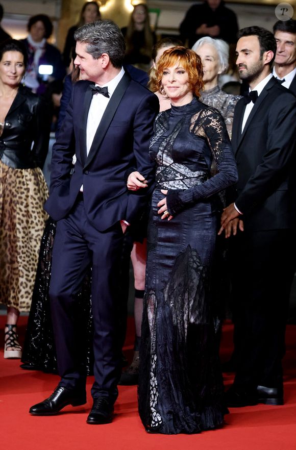 un thriller de Yann Gozlan dans lequel elle prête sa voix à une IA.

Yann Gozlan, Mylène Farmer - Montée des marches du film « Dalloway » lors du 78ème Festival International du Film de Cannes, au Palais des Festivals à Cannes. Le 15 mai 2025
© Jacovides-Moreau / Bestimage