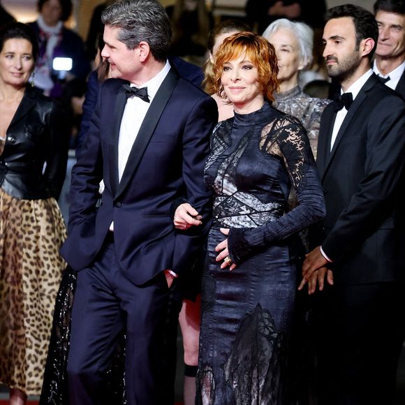 un thriller de Yann Gozlan dans lequel elle prête sa voix à une IA.

Yann Gozlan, Mylène Farmer - Montée des marches du film « Dalloway » lors du 78ème Festival International du Film de Cannes, au Palais des Festivals à Cannes. Le 15 mai 2025
© Jacovides-Moreau / Bestimage
