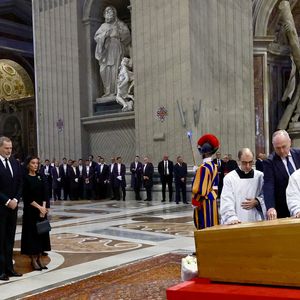 Le roi Felipe VI et la reine Letizia d’Espagne, assistent aux funérailles du pape François devant la basilique Saint Pierre à Rome, le 26 avril 2025. 
© Casa de SM El Rey / Bestimage LALO YASKY / BESTIMAGE