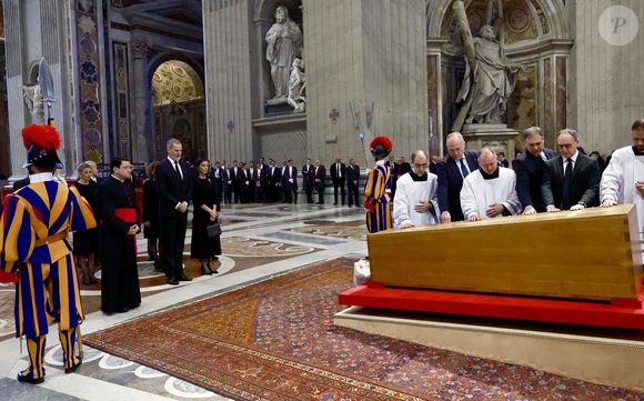 Le roi Felipe VI et la reine Letizia d’Espagne, assistent aux funérailles du pape François devant la basilique Saint Pierre à Rome, le 26 avril 2025. 
© Casa de SM El Rey / Bestimage LALO YASKY / BESTIMAGE