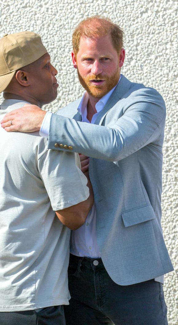 Le prince Harry aurait même regretté ne pas pouvoir rester plus longtemps et voir d'autres personnes.

Le prince Harry en visite au Community Recording Studio de Nottingham, Royaume Uni, le 9 septembre 2025. © Stephen Daniels/Alpha Press/Bestimage