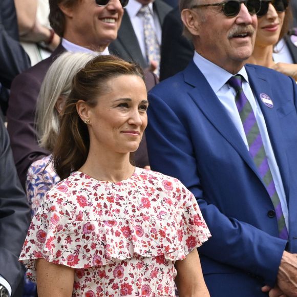 Pour l'heure, le montant des travaux de rénovation n'a pas été dévoilé.

Pippa Middleton et la princesse Charlotte dans les tribunes de la finale du tournoi de Wimbledon 2024, le 14 juillet 2024.

Photo : Alpha Agency / Bestimage
