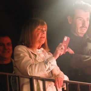 Première fan de son époux, l'interprète du titre "Pandi Panda" était survoltée dans le public pour le soutenir, enchainant les photos et les cris d'encouragement. 

Exclusif - Chantal Goya - Dernier tour de chant de Jean-Jacques Debout au club "Le Bal Blomet " à Paris le 22 mars 2025. Jean-Jacques Debout, qui nous a écrit de si belles chansons, interpète un mélange de ses anciens succès de et de nouvelles compostions "Au Revoir Mais Pas Adieu", dont une consacrée au Bal Blomet. © Christophe Clovis/Bestimage