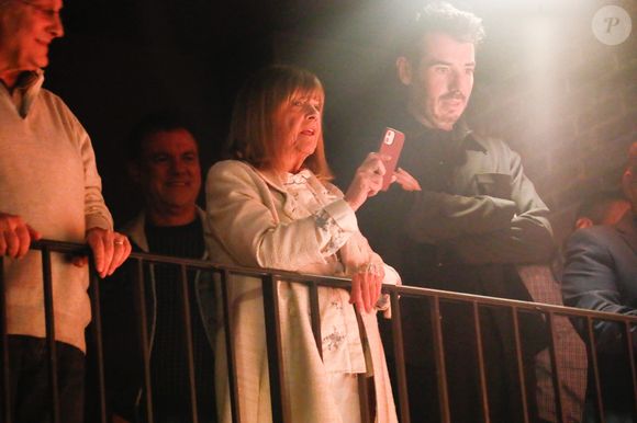 Première fan de son époux, l'interprète du titre "Pandi Panda" était survoltée dans le public pour le soutenir, enchainant les photos et les cris d'encouragement. 

Exclusif - Chantal Goya - Dernier tour de chant de Jean-Jacques Debout au club "Le Bal Blomet " à Paris le 22 mars 2025. Jean-Jacques Debout, qui nous a écrit de si belles chansons, interpète un mélange de ses anciens succès de et de nouvelles compostions "Au Revoir Mais Pas Adieu", dont une consacrée au Bal Blomet. © Christophe Clovis/Bestimage