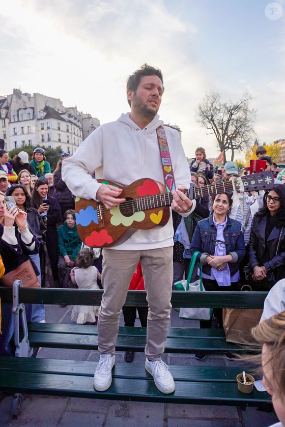 Le chanteur a fait un concert surprise devant la Cathédrale Notre-Dame de Paris 

Le chanteur Vianney a improvisé un concert sur le parvis de Notre-Dame de Paris le 8 avril 2025.

© Jack Bussat / Bestimage