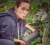 "Je passe du temps avec mes enfants, mon mari. Je m'occupe des animaux, de la ferme, je me balade, je contemple la nature, j'écris, je peins, je jardine.", a-t-elle confié à Télé Poche

Lucie Lucas dans son petit village breton de Plorec