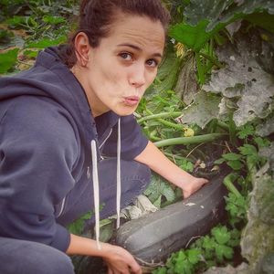 "Je passe du temps avec mes enfants, mon mari. Je m'occupe des animaux, de la ferme, je me balade, je contemple la nature, j'écris, je peins, je jardine.", a-t-elle confié à Télé Poche

Lucie Lucas dans son petit village breton de Plorec