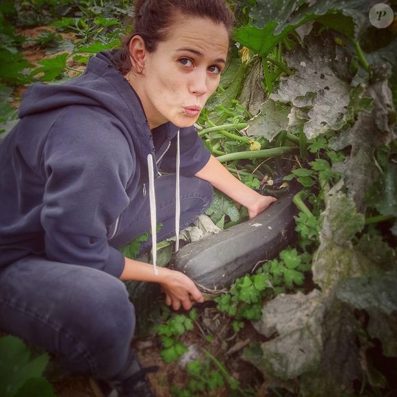 "Je passe du temps avec mes enfants, mon mari. Je m'occupe des animaux, de la ferme, je me balade, je contemple la nature, j'écris, je peins, je jardine.", a-t-elle confié à Télé Poche

Lucie Lucas dans son petit village breton de Plorec