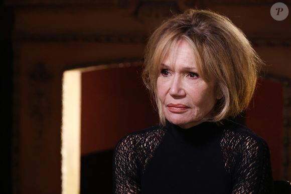 Exclusif - Clémentine Célarié lors de l'enregistrement de l'émission "Olympiascope" au théâtre Antoine, présentée par B.Montiel et diffusée le 2 mai 2025 sur Olympia TV, au théâtre Antoine à Paris, France, le 18 février 2025. © Denis Guignebourg/Bestimage