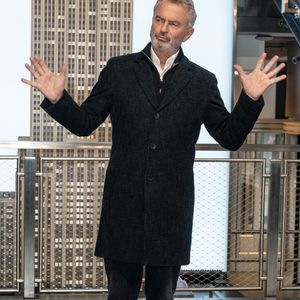 Trois ans plus tôt, il avait révélé dans ses mémoires être atteint d'un lymphome non hodgkinien de stade 3.

Annette Bening, Sam Neil, Jack Lacy visitent l'Empire State Building à New York pour la promotion de la série "Apples Never Fall"  le 6 mars 2024.