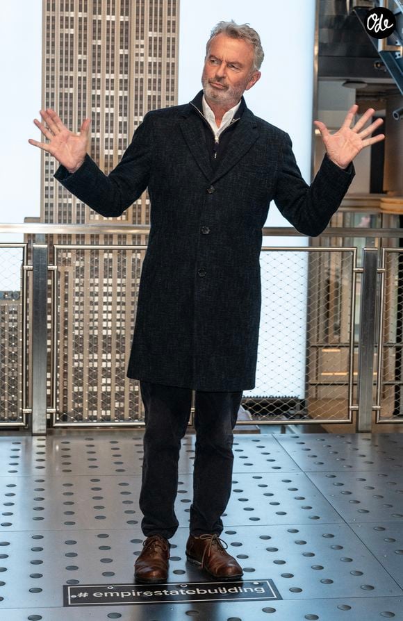 Trois ans plus tôt, il avait révélé dans ses mémoires être atteint d'un lymphome non hodgkinien de stade 3.

Annette Bening, Sam Neil, Jack Lacy visitent l'Empire State Building à New York pour la promotion de la série "Apples Never Fall"  le 6 mars 2024.