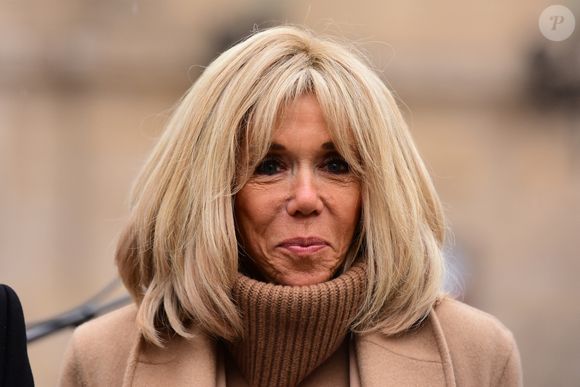 En effet, à 72 ans, Brigitte Macron affiche une silhouette tonique, des jambes ultra fines et un ventre extra plat. 

Brigitte Macron lors du lancement de l'opération Pièces Jaunes, en faveur des enfants et adolescents hospitalisés, à Lyon. Le 10 janvier 2024
© Romain Doucelin / Bestimage