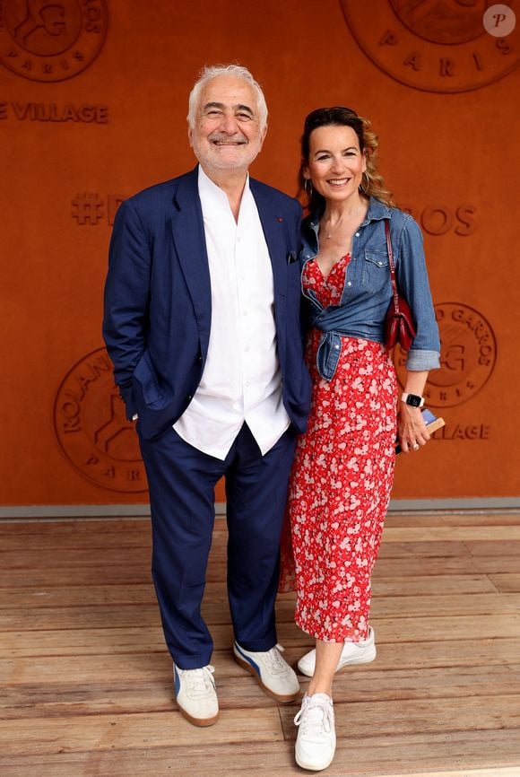 La journaliste est également auteure de nombreux ouvrages à succès sur le comportement de nos amis à quatre pattes et est aussi ancienne voix phare de RMC. 

Guy Savoy et sa compagne Laetitia Barlerin - Les célébrités au photocall du village lors des Internationaux de France de Tennis de Roland Garros 2026. Paris, le 31 mai 2026. © Jacovides / Bestimage