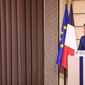 Stella McCartney, Emmanuel Macron - La créatrice S.McCartney est faite Chevalier de la Légion d'honneur par le président français E.Macron au palais de l'Elysée à Paris, le 5 mars 2026, lors de la Fashion Week à Paris. Cette distinction salue son parcours ainsi que son engagement dans l'univers de la création et de la mode.

BFA.com / Backgrid USA / Bestimage