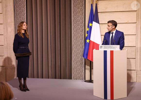 Stella McCartney, Emmanuel Macron - La créatrice S.McCartney est faite Chevalier de la Légion d'honneur par le président français E.Macron au palais de l'Elysée à Paris, le 5 mars 2026, lors de la Fashion Week à Paris. Cette distinction salue son parcours ainsi que son engagement dans l'univers de la création et de la mode.

BFA.com / Backgrid USA / Bestimage