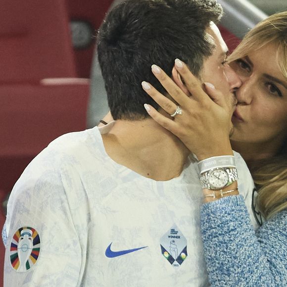 Dylan Deschamps et sa compagne Mathilde Cappelaere - Célébrités dans les tribunes du match du groupe D de l'Euro 2024 entre l'équipe de France face à l'Autriche (1-0) à Dusseldorf en Allemagne le 17 juin 2024. © Cyril Moreau/Bestimage