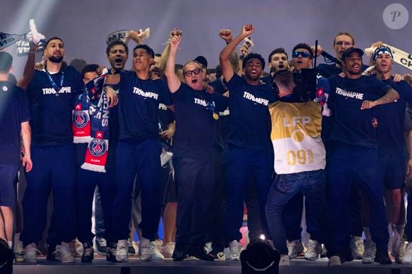 Nasser al-Khelaïfi (président du PSG), Luis Enrique, Luis Campos, Khvicha Kvaratkshelia,Gonçalo Ramos, Ousmane Dembélé, Marco Asensio, Kang-In Lee, Randal Kolo Muani, Senny Mayulu, Bradley Barcola, Ibrahim Mbaye, Gianluigi Donnarumma, Matvey Safonov, Lucas Lavallée, Arnau Tenas, Axel Tape, Noham Kamara, Achraf Hakimi, Presnel Kimpembe, Marquinhos, Lucas Hernandez, Nuno Mendes, Nordi Mukiele, Lucas Beraldo, Milan Skriniar, Yoram Zague, Joane Gadou, Naoufel El Hannach, Willian Pacho, Manuel Ugarte, Fabian Ruiz, Désiré Doué, Danilo Pereira, Vitinha, Gabriel Moscardo, Cher Ndour, Carlos Soler, Warren Zaïre-Emery, João Neves - Les joueurs du PSG célèbrent leur titre de Champion d'Europe au Parc Des Princes à Paris, le 1er juin 2025.
© Cyril Moreau/Bestimage
