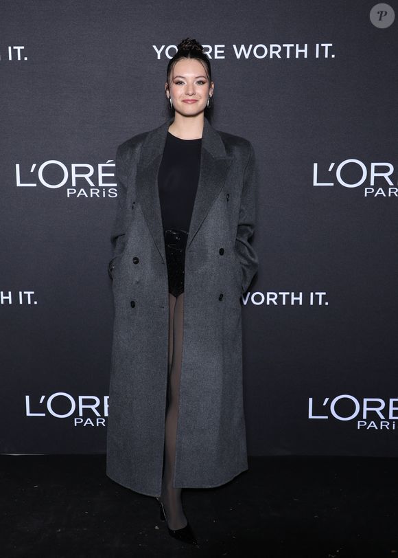 Depuis 2012, elle enchaîne les saisons et a déjà accompagné plusieurs célébrités dont Michou et Florent Manaudou.

Elsa Bois au défilé " L' OREAL " Collection Prêt-à-Porter Printemps-Été 2026 lors de la Fashion Week de Paris (PFW), le 29 Septembre 2025.


© Denis Guignebourg / Bestimage

Célébrités au défilé de prêt-à-porter "L' OREAL" collection Printemps-Été 2026 lors de la Fashion Week de Paris, le 26 septembre 2025.