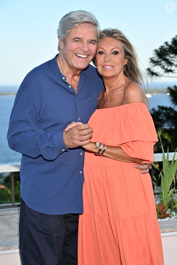 Exclusif - Rendez-vous avec l'acteur de 88 ans, Jean Sorel ("Belle de Jour"), et sa femme Patricia à leur domicile, dans les hauteurs de Cannes, le 26 juillet 2023. 
© Bruno Bebert / Bestimage