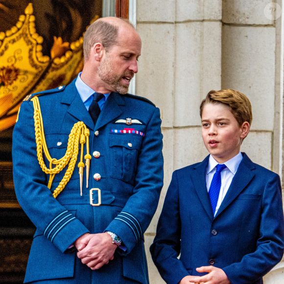 Le prince William de Galles et le prince George se rendent sur le balcon du palais de Buckingham pour assister au défilé aérien du 80e jour de la Victoire en Europe le 5 mai 2025. Photo by Mischa Schoemaker/ABACAPRESS.COM