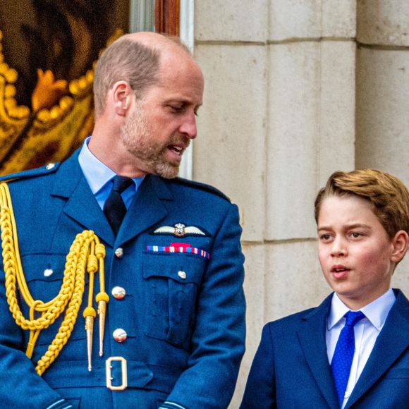 Le prince William de Galles et le prince George se rendent sur le balcon du palais de Buckingham pour assister au défilé aérien du 80e jour de la Victoire en Europe le 5 mai 2025. Photo by Mischa Schoemaker/ABACAPRESS.COM