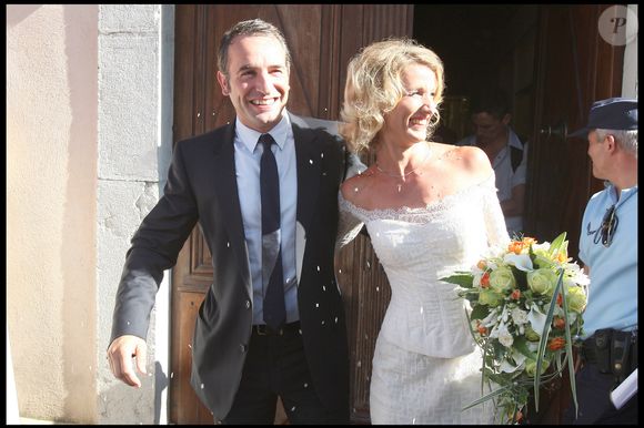 Un village où l'actrice s'était d'ailleurs mariée en 2009 avec son compagnon de l'époque, l'acteur Jean Dujardin...

Alexandra Lamy et Jean Dujardin lors de leur mariage à Anduze, dans les Cévennes, le 25/07/2009. Crédit Jacovides-Moreau / Bestimage