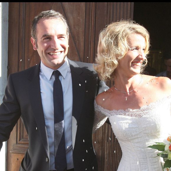 Un village où l'actrice s'était d'ailleurs mariée en 2009 avec son compagnon de l'époque, l'acteur Jean Dujardin...

Alexandra Lamy et Jean Dujardin lors de leur mariage à Anduze, dans les Cévennes, le 25/07/2009. Crédit Jacovides-Moreau / Bestimage