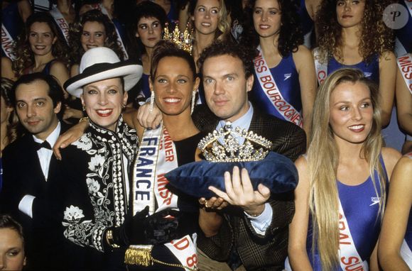 Election de Miss France 1993 avec Genevieve et Xavier De Fontenay ainsi que Julien Lepers en 1993. Photo de APS-MEDIAS/ABACAPRESS.COM