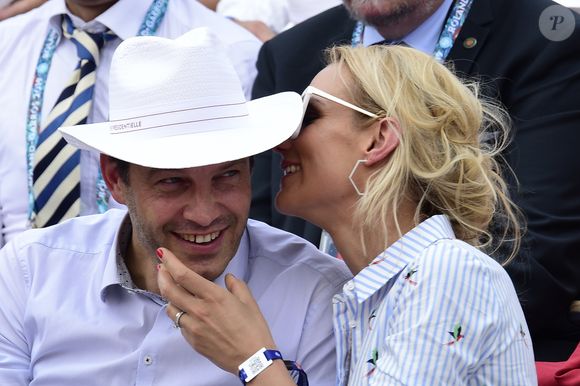 Elodie Gossuin et son mari Bertrand Lacherie dans les tribunes lors des internationaux de tennis de Roland Garros à Paris, France, le 4 juin 2019.

© Jean-Baptiste Autissier/Panoramic/Bestimage