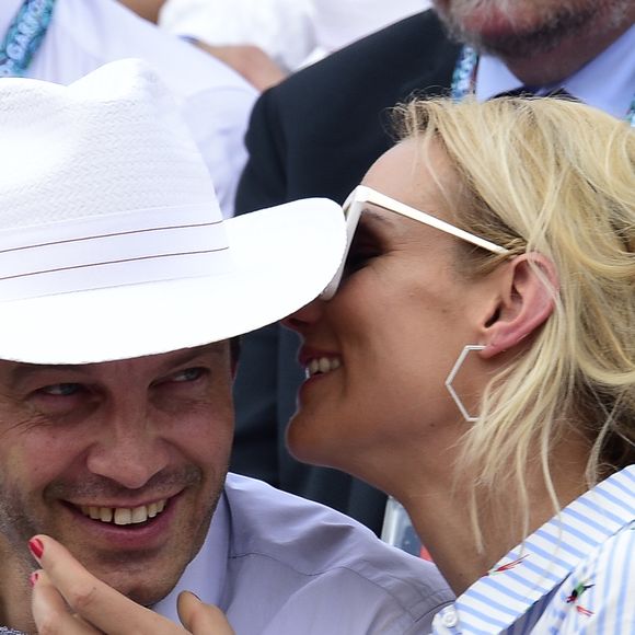 Elodie Gossuin et son mari Bertrand Lacherie dans les tribunes lors des internationaux de tennis de Roland Garros à Paris, France, le 4 juin 2019.

© Jean-Baptiste Autissier/Panoramic/Bestimage