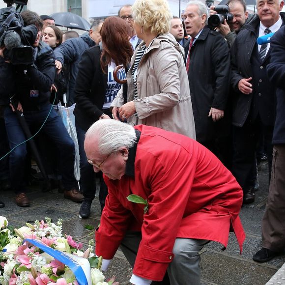 Marie-Christine Arnautu, Jean-Marie Le Pen et Jany Le Pen
Traditionnel défilé du Front National à l'occasion du 1er mai, avec dépôt de gerbe au pied de la statue de Jeanne d'Arc, puis discours de Marine Le Pen place de l'Opéra.
Paris, le 1er Mai 2015
