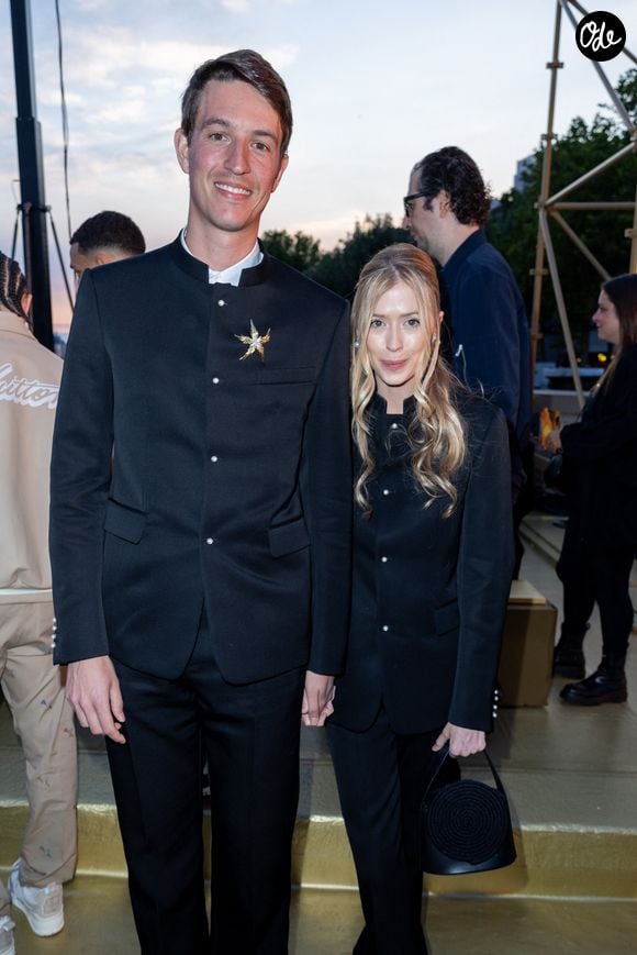 Sur ces images, le couple apparaît très complice, affichant des looks estivaux particulièrement élégants. 

Alexandre Arnault et Geraldine Guyot - Arrivées au défilé de mode masculine prêt à porter printemps/été 2024 de la maison Louis Vuitton à Paris le 20 juin 2023.

© Olivier Borde / Bertrand Rindoff / Bestimage