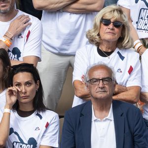 Clémentine, la compagne de R.Gasquet très èmue, et Maryse Gasquet, la mère du tennisman - R.Gasquet reçoit les honneurs du court Philippe Chatrier pour le dernier match de sa carrière lors des Internationaux de France de Tennis de Roland Garros 2025, le 29 mai 2025, après 23 ans de carrière. Pour sa dernière rencontre, le Français s'est incliné face à l'Italien J.Sinner ((6-3, 6-0, 6-4).
© Moreau / Jacovides / Bestimage
