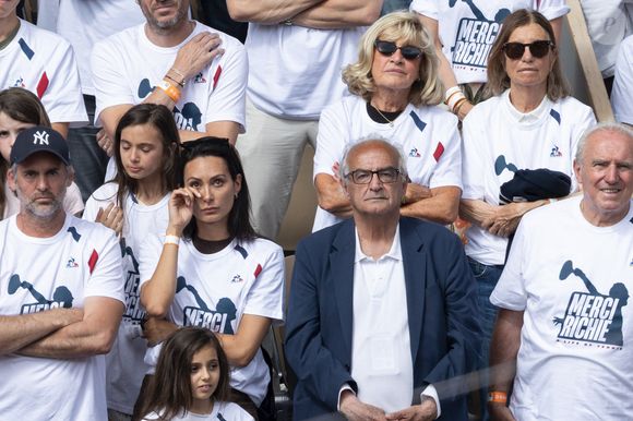 Clémentine, la compagne de R.Gasquet très èmue, et Maryse Gasquet, la mère du tennisman - R.Gasquet reçoit les honneurs du court Philippe Chatrier pour le dernier match de sa carrière lors des Internationaux de France de Tennis de Roland Garros 2025, le 29 mai 2025, après 23 ans de carrière. Pour sa dernière rencontre, le Français s'est incliné face à l'Italien J.Sinner ((6-3, 6-0, 6-4).
© Moreau / Jacovides / Bestimage