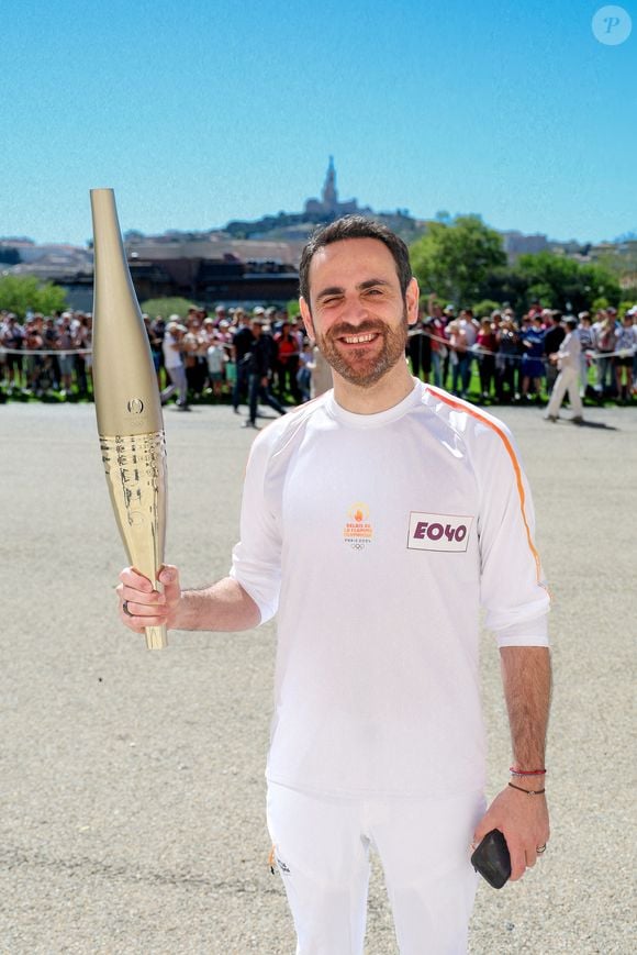 Camille Combal avec la torche lors de la première étape du relais de la flamme olympique à Marseille, France, le 9 mai 2024. Les porteurs de la torche doivent transporter la flamme olympique dans les rues de la cité phocéenne de Marseille, un jour après son arrivée sur le majestueux navire à trois mâts "Belem" pour la cérémonie d'accueil. Le relais de la torche olympique parcourra 12 000 kilomètres (7500 milles) à travers la France. © Dominique Jacovides/Bestimage