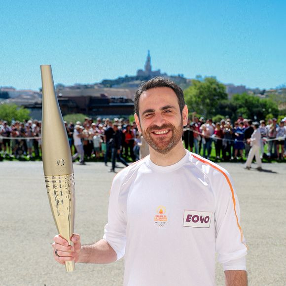 Camille Combal avec la torche lors de la première étape du relais de la flamme olympique à Marseille, France, le 9 mai 2024. Les porteurs de la torche doivent transporter la flamme olympique dans les rues de la cité phocéenne de Marseille, un jour après son arrivée sur le majestueux navire à trois mâts "Belem" pour la cérémonie d'accueil. Le relais de la torche olympique parcourra 12 000 kilomètres (7500 milles) à travers la France. © Dominique Jacovides/Bestimage