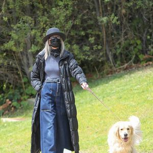 Diane Keaton promène son chien à Los Angeles, CA, USA le 1er mai 2021. Photo par BauerGriffin/INSTARimages/ABACAPRESS.COM