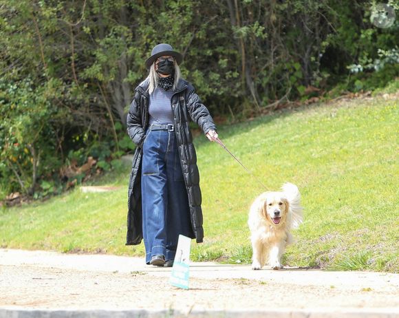 Diane Keaton promène son chien à Los Angeles, CA, USA le 1er mai 2021. Photo par BauerGriffin/INSTARimages/ABACAPRESS.COM