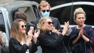 Guy Bedos : Sa veuve Joëlle Bercot avec leur fille Victoria, elles posent ensemble à Lumio (Corse) où il repose