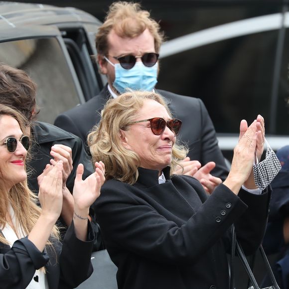Plus de six ans après la disparition de Guy Bedos, sa fille Victoria continue de lui rendre régulièrement hommage.

Muriel Robin et sa compagne Anne Le Nen, Victoria Bedos (fille de Guy Bedos), Joëlle Bercot (femme de Guy Bedos), Justine Planchon - Hommage à Guy Bedos en l'église de Saint-Germain-des-Prés à Paris. © AGENCE / BESTIMAGE