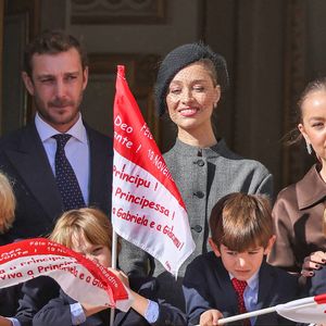 Pierre Casiraghi, Beatrice Borromeo, Stefano Ercole Carlo Casiraghi, Francesco Carlo Albert Casiraghi, Balthazar Casiraghi-Rassam, Maximilian Casiraghi et La princesse Alexandra de Hanovre - La famille princière de Monaco au balcon du palais, à l'occasion de la Fête Nationale de Monaco, le 19 novembre 2024. © Jacovides-Bebert/Bestimage