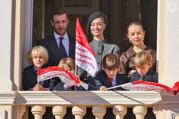 Pierre Casiraghi, Beatrice Borromeo, Stefano Ercole Carlo Casiraghi, Francesco Carlo Albert Casiraghi, Balthazar Casiraghi-Rassam, Maximilian Casiraghi et La princesse Alexandra de Hanovre - La famille princière de Monaco au balcon du palais, à l'occasion de la Fête Nationale de Monaco, le 19 novembre 2024. © Jacovides-Bebert/Bestimage