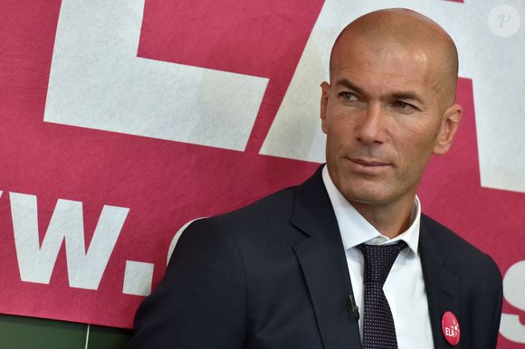 Zinédine Zidane, parrain de l'association lors de la dictée ELA à l'école Marseille à Paris, le 12 octobre 2015, pour le lancement de la campagne nationale contre la maladie et le handicap de l’association européenne contre les leucodystrophies (ELA).