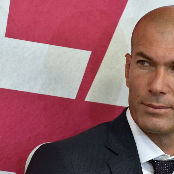 Zinédine Zidane, parrain de l'association lors de la dictée ELA à l'école Marseille à Paris, le 12 octobre 2015, pour le lancement de la campagne nationale contre la maladie et le handicap de l’association européenne contre les leucodystrophies (ELA).