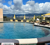 Dans une première story, elle a dévoilé une sublime photo d'une piscine aux courbes élégantes, bordée de parasols jaunes au charme rétro, avec un panorama spectaculaire sur les montagnes. Le lieu de ce havre de paix ? Le mythique Mas Candille, un domaine cinq étoiles niché à Mougins. 

Luana Belmondo de passage dans le sud, elle allie plaisir et travail.