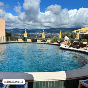 Dans une première story, elle a dévoilé une sublime photo d'une piscine aux courbes élégantes, bordée de parasols jaunes au charme rétro, avec un panorama spectaculaire sur les montagnes. Le lieu de ce havre de paix ? Le mythique Mas Candille, un domaine cinq étoiles niché à Mougins.
Luana Belmondo de passage dans le sud, elle allie plaisir et travail.